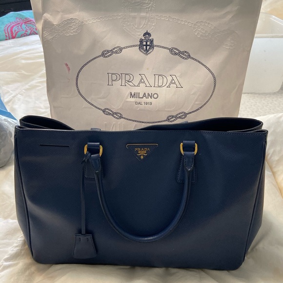 Prada bag - Picture 2 of 8